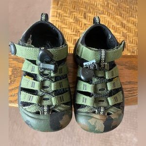 Keen Newport H2 Toddler Boy 9 Green Camo Shoes Closed Toe Outdoor Hiking Water